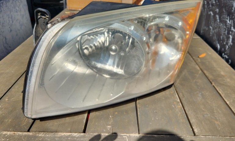 2010 DODGE CALIBER DRIVERS SIDE HEAD LAMP IN GOOD USED CONDITION