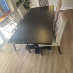 Elegant 7-Piece Dining Table Set – Solid Wood, Extendable, Like New 