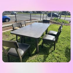 Six Chairs Dinning Room Good Conditions Nothing Broken Just a Little Scratches  Asking $189 Comedor De Seis Sillas 