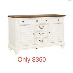 Haverty’s Newport Dining Room Server