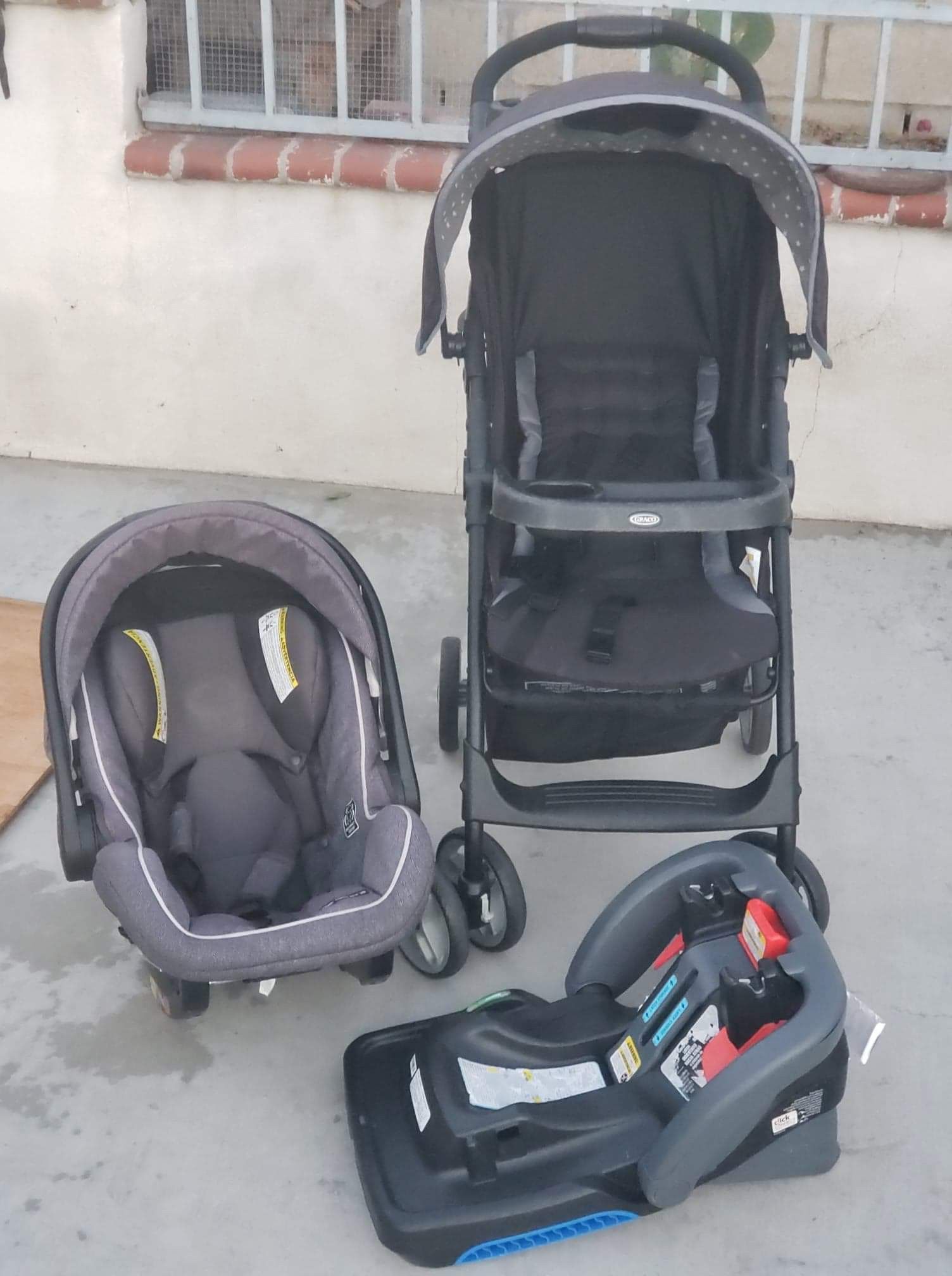 Graco stroller with baby seat and base easy to remove