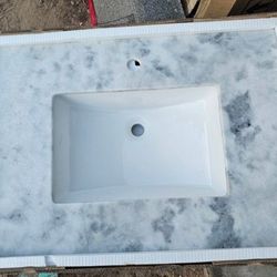 22×31 Single Hole Vanity Top In Calacatta Fantasy 