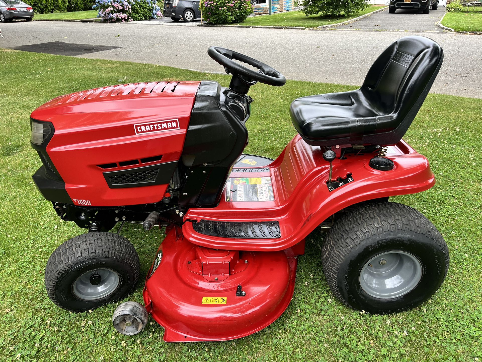 LIKE NEW CRAFTSMAN T1600 19HP BRIGGS 46” LAWNTRACTOR