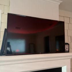 LG Smart TV – Large Flat Screen – Excellent Condition