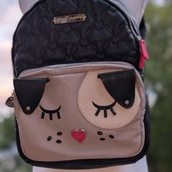 Betsey Johnson Collectable "Puppy" Backpack

In great condition, there are a couple of little scuffs on the front that might be able to wiped off.

Su