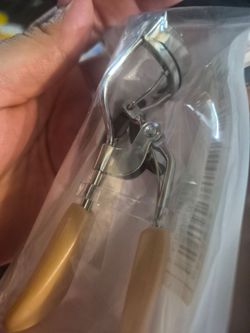 Eyelash curler