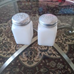 VINTAGE SALT AND PEPPER SET