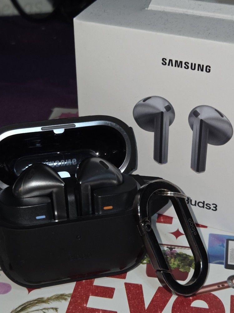 Galaxy Buds 3 with Elago silicone case