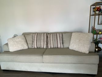 Sofa grande y asiento color beige
