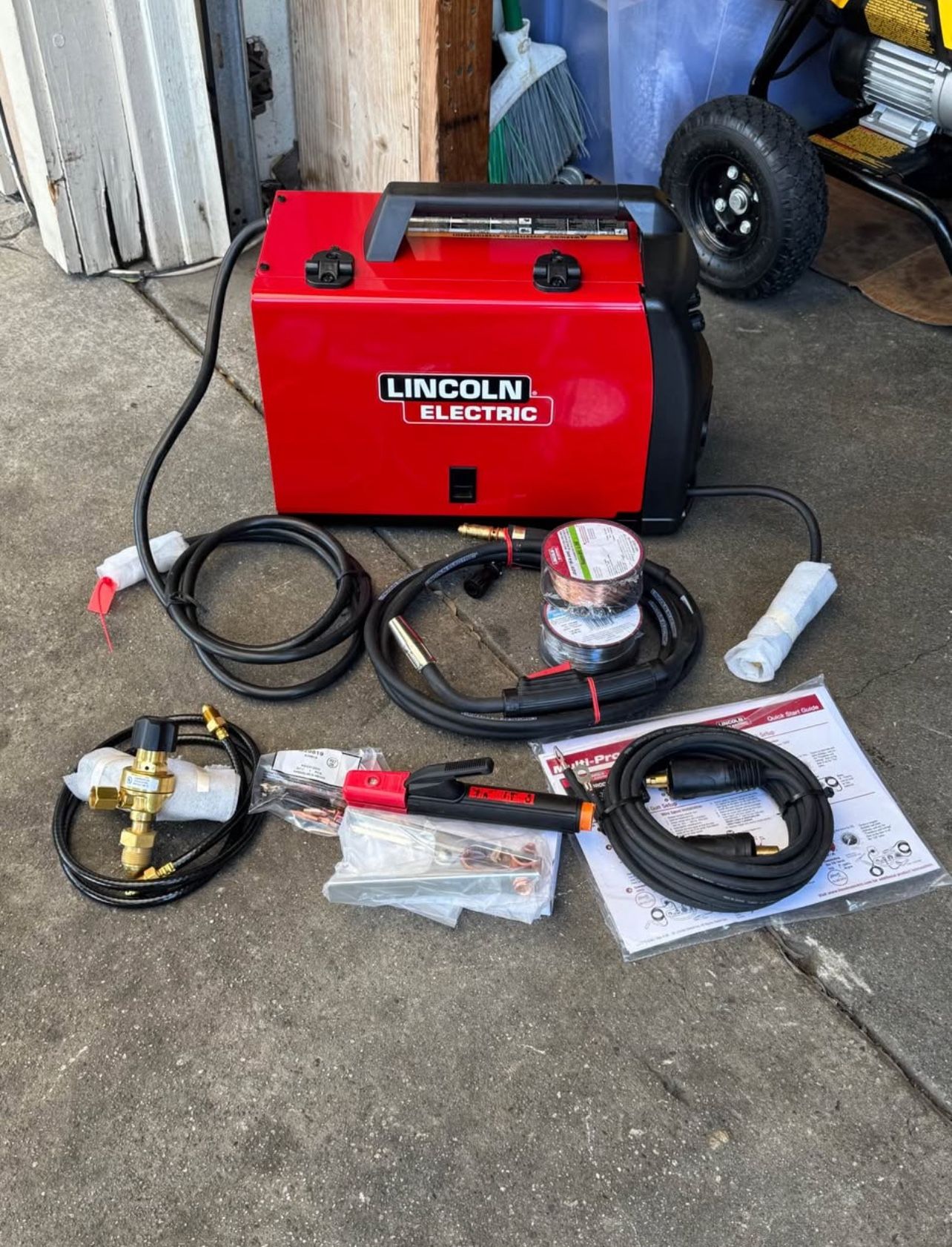 Lincoln Electric 140 Amp LE31MP Multi-Process Stick/MIG/Flux-Core/TIG, 120V, Aluminum Welder with Spool Gun sold separately