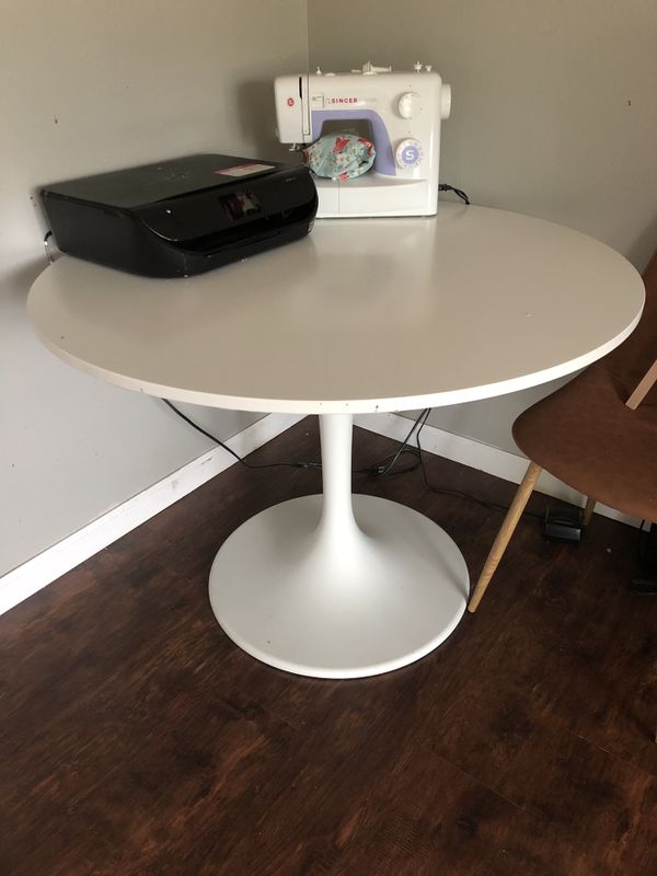 IKEA docksta pedestal table for Sale in Oregon City, OR