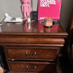 Night Stand / Mueble de Madera 