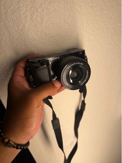 Sony a6100 Mirrorless Camera Bundle | Rode Mic + Camera Case | Excellent Condition