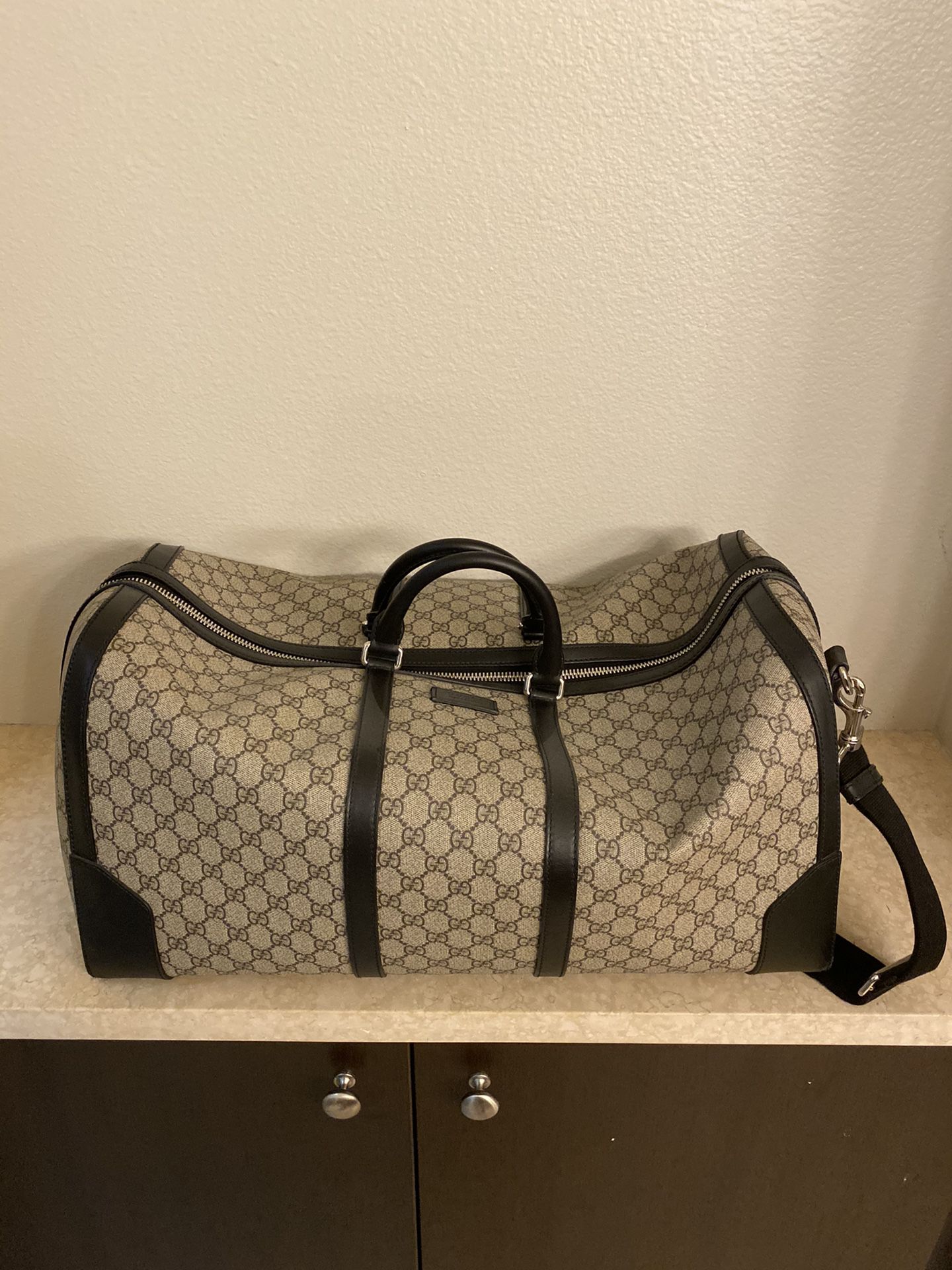 Men’s Gucci GG supreme large duffle bag
