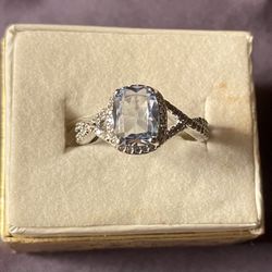 WOMEN’S RING- It’s GORGEOUS 