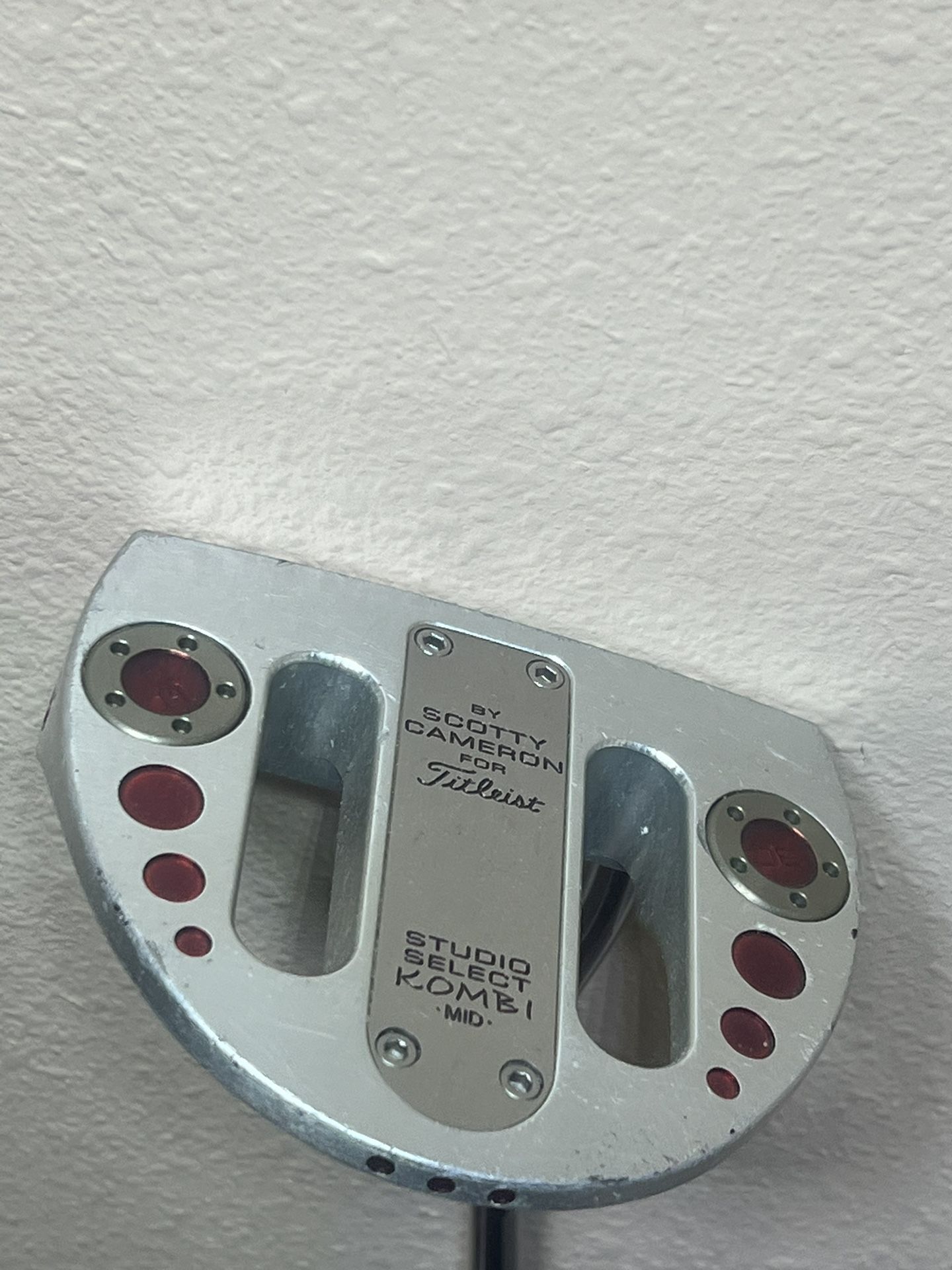 Scotty Cameron Studio Select Kombi Mid Putter For Tltleist 43" Mens RH. Used in good condition with some cosmetic blemishes. These blemishes are in th