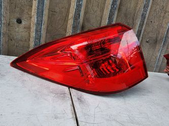 2017-2019 Toyota Corolla SE Taillight Driver Left Side OEM