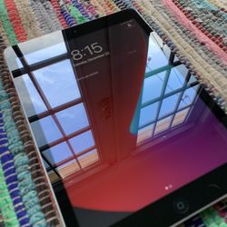 Apple iPad 5th Gen - 32gb - WiFi + Cellular *