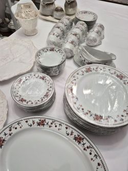 8 place Dinner set with 3 Platters, Gravy Boat