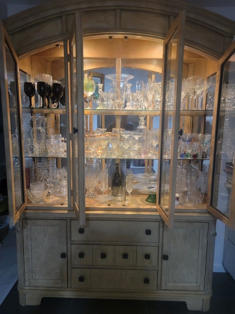 Hutch Dining Buffet Display China Cabinet.