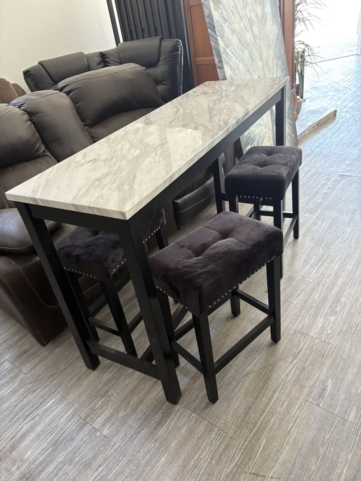 Entrance Table WTH Stools