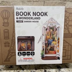 Rolife Book Nook & Wonderland - Garden House 3D Puzzle Book End