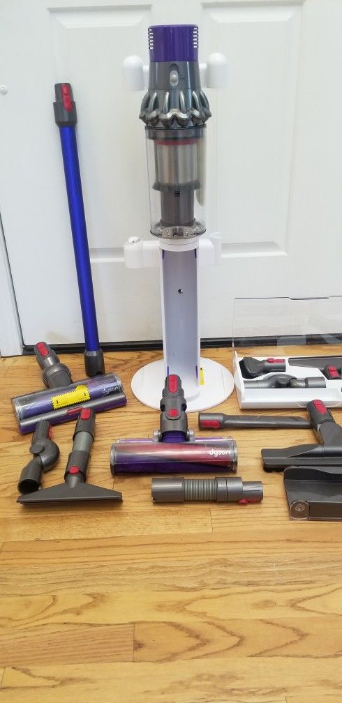 NEW cond DYSON V11 MODEL VACUUM WITH ALL ATTACHMENTS , ACCESSORIES , AMAZING SUCTION , WORKS EXCELLENT , IN THE BOX