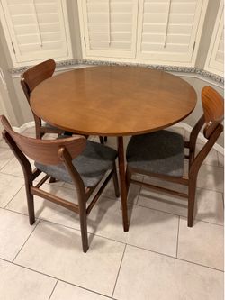 Circle Table 4 chairs