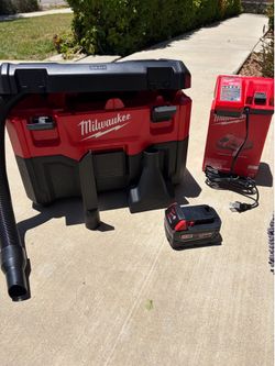 Milwaukee 2 gallon wet dry shop vacuum with accessories 4.0 XC NEW battery and charger