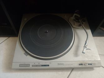 Technics table with receiver and amplifier