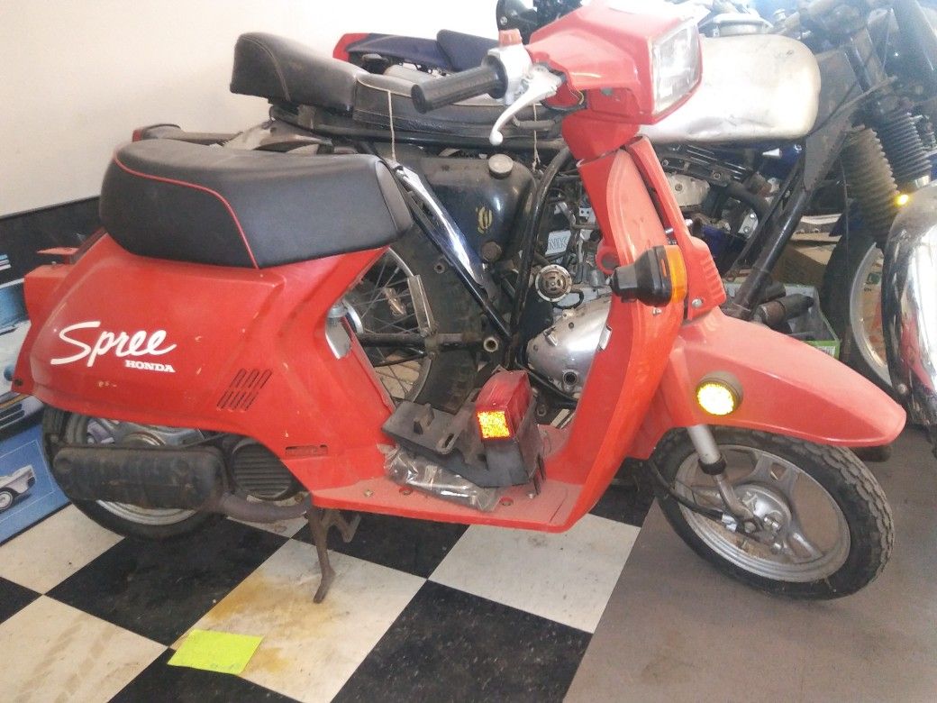 1986 Honda Spree Moped WA Title 1762 miles. Nice shape for Sale in