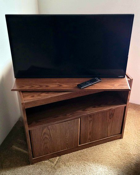 32" Visio Flat Screen TV With Remote and TV Stand