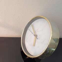 Office table clock 5.75"D (New AA Battery required)