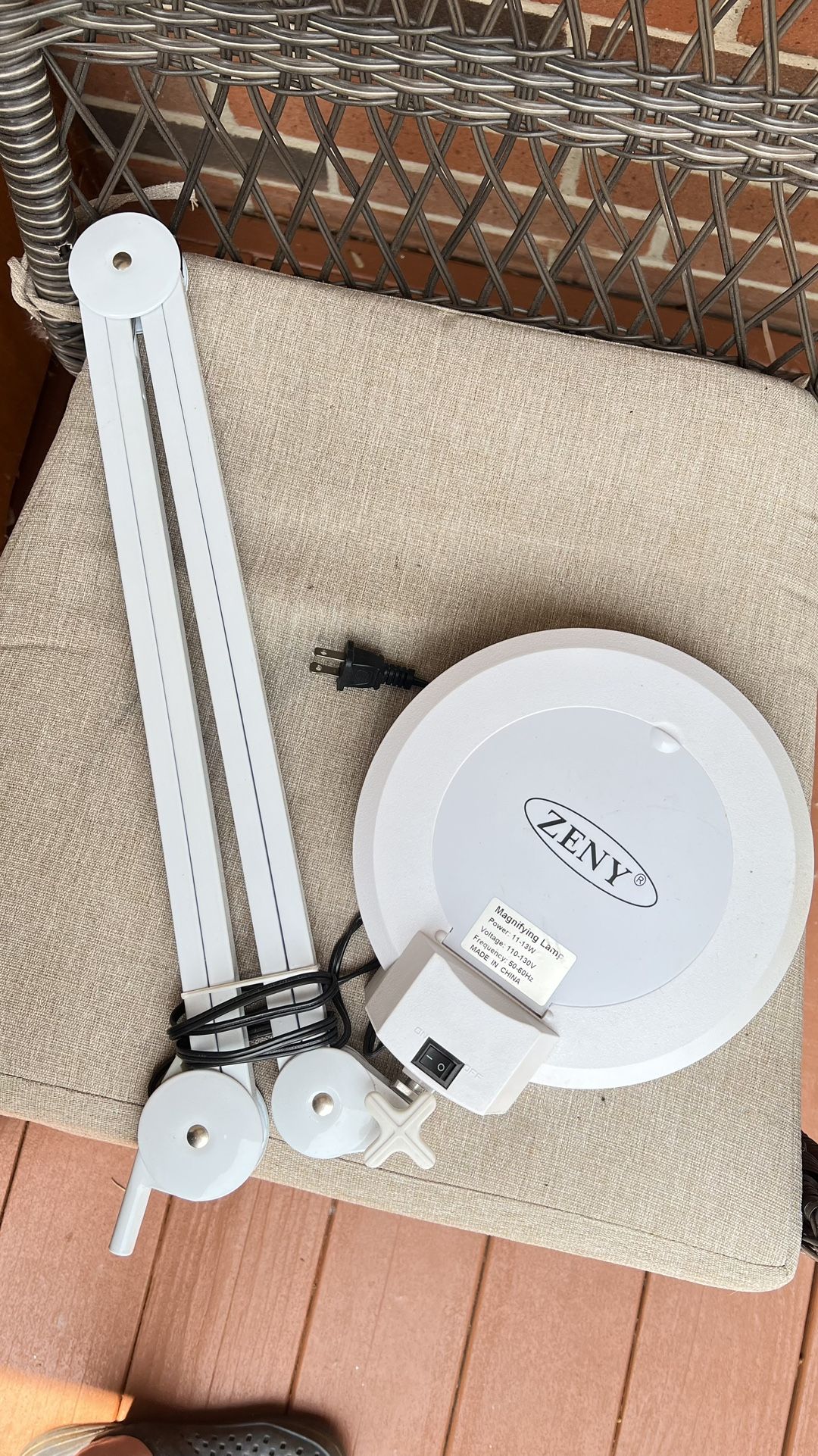 Zeny Magnifying Lamp
