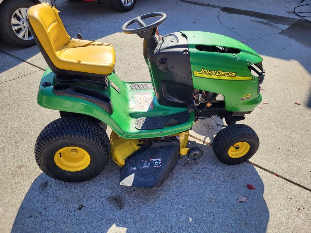 John Deere L118. 42" Riding Mower