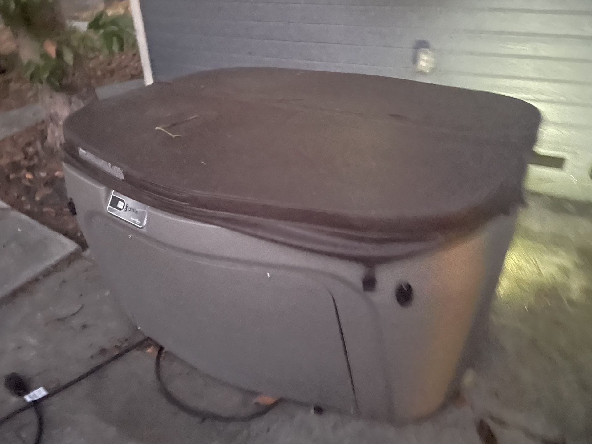 Free Flow Cascina 4  Person Hot Tub