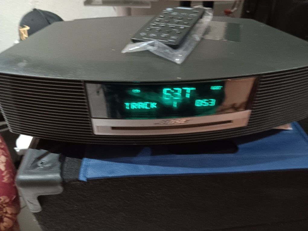 BOSE RADIO-CD PLAYER WITH REMOTE CONTROL......HAS SOME SMALL PLOBLEM AT THE BIGUINNING AND THEN WORK GOOD.....FOR SALE AS IS