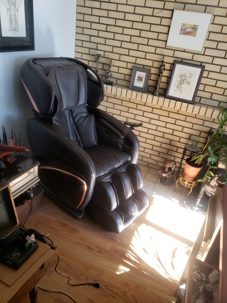 Immaculate Like New Cozzia CZ-628 Wellness & Massage Chair