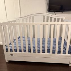 Graco crib With Storage