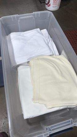 Brand new table cloths scuba fabric designed for 6 feet tables brand new ma, there is like 25 of them some white some off white brand new