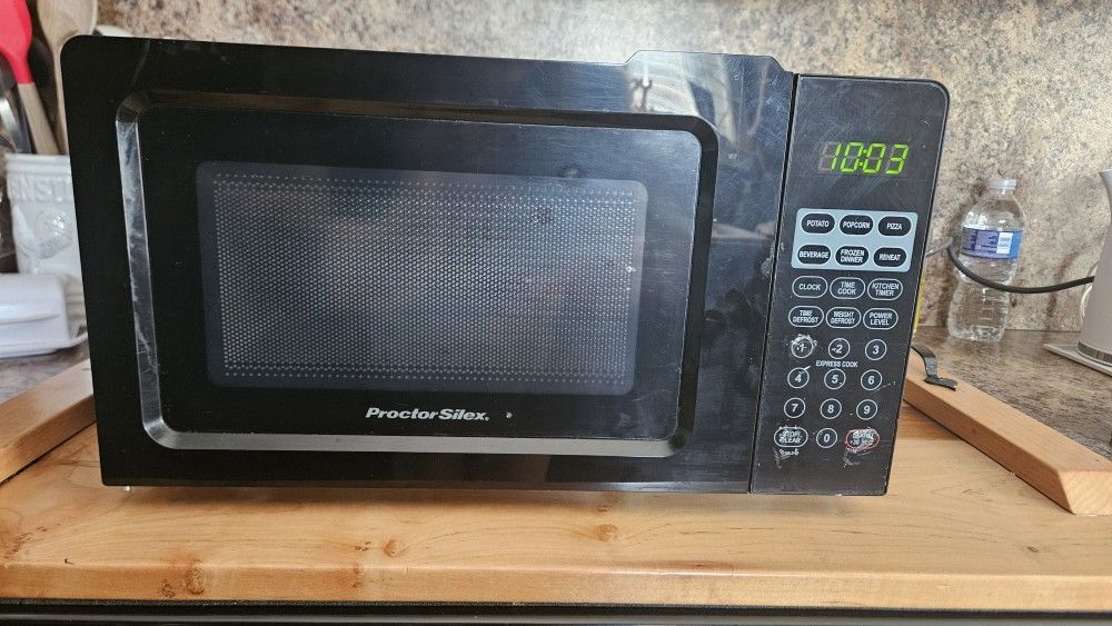 0.7 cu ft Proctor Silex microwave 
