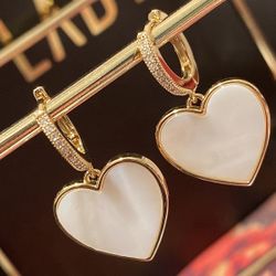 Heart-shaped petal stud earrings