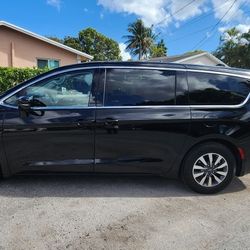 2024 Chrysler Pacifica Hybrid – 22k miles – Excellent Condition – Great for Family or Uber XL