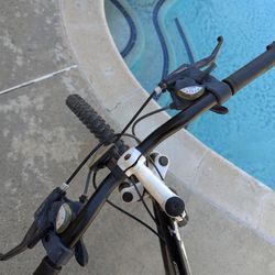  Genesis V2100 mountain bike. 