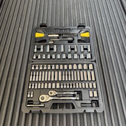 NEW Stanley 3/8 in. & 1/4 in. Drive Socket Set w/Ratchets (123-Piece) 
