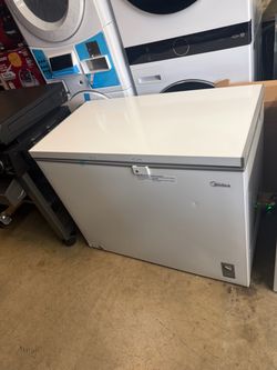 Chest freezer midea 10.4 cu ft w 42”