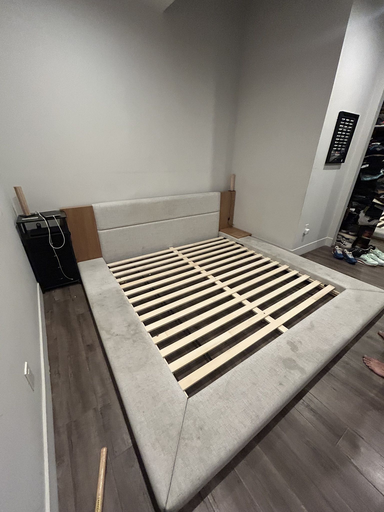 AMALIE UPHOLSTERED PLATFORM BED