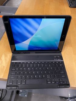 ple iPad 8th Gen 32GB 10.2" Space Gray (Wi-Fi) + Keyboard Case - Excellent Condition
