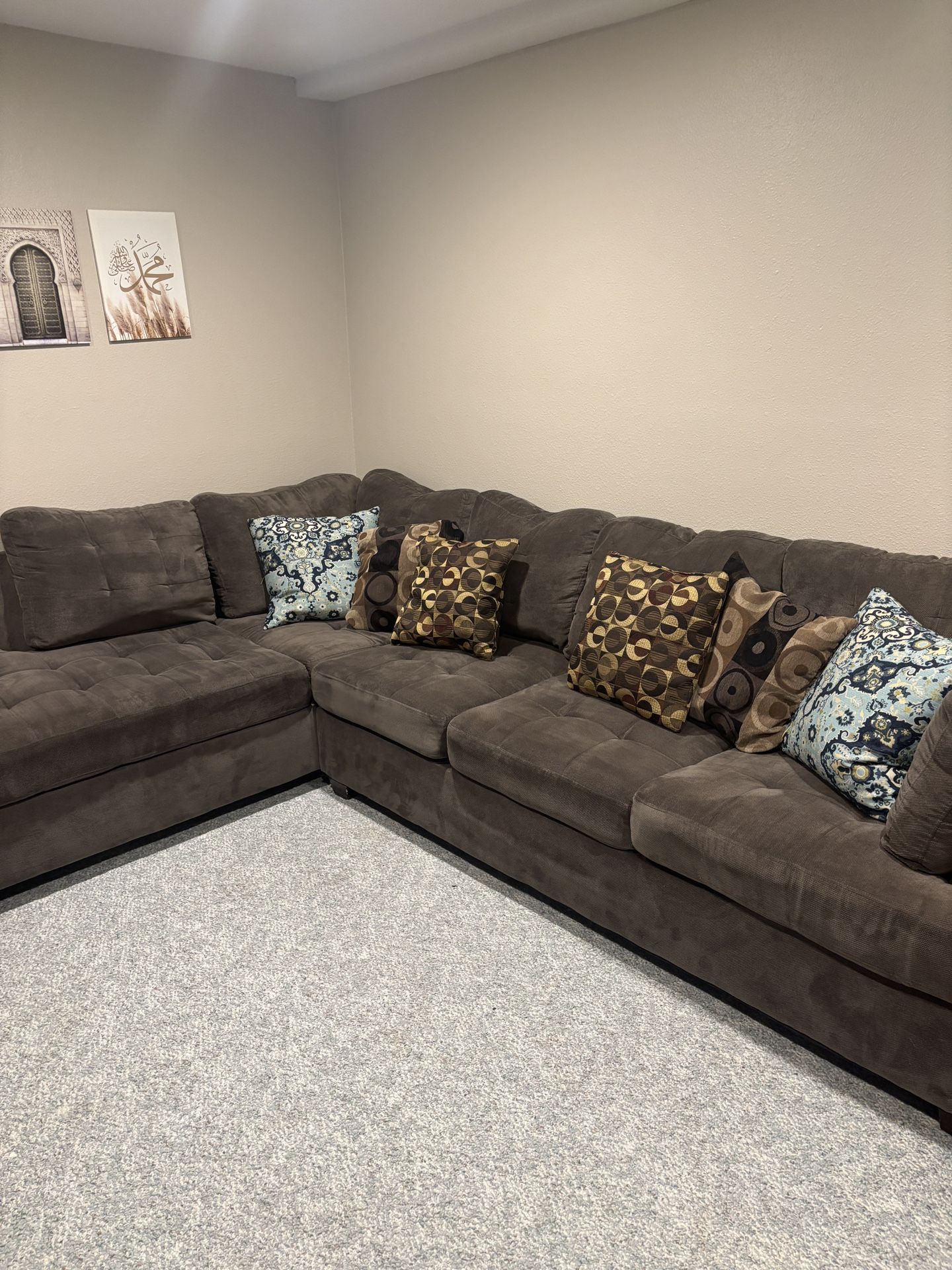 Gray-brown sectional couch 🛋️