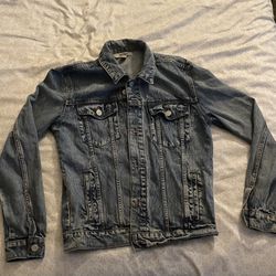 Woman’s Jean Jacket Color:blue Size: Small